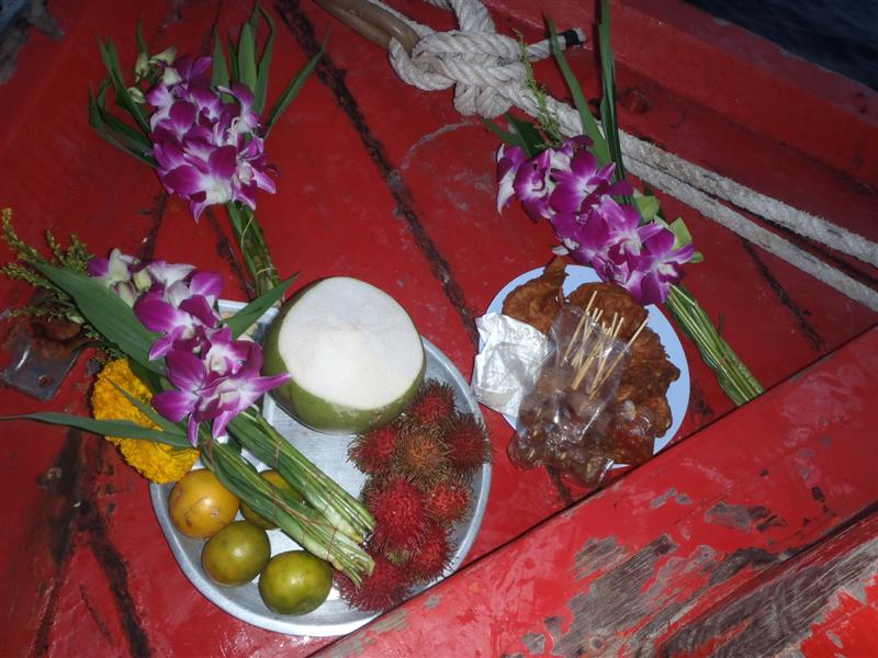 เหมือนเดิมทุกครั้งกับธรรมเนียมปฎิบัติอันดีงามในการออกเรือ 
" ไหว้เเม่ยานางประจำเรือ"
 :smile: