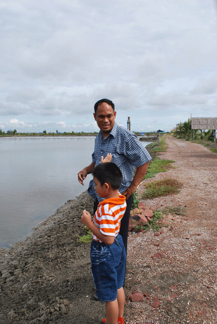 พี่สามกับลูกชาย...มาเที่ยวพักผ่อน... :smile: :smile: