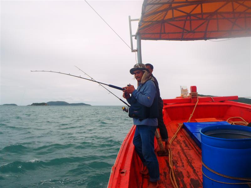 ตกเด็กกันอยู่พักใหญ่ๆ ชุดตกปลาใหญ่ที่ข้างเรือก็ทำงาน
 :grin: