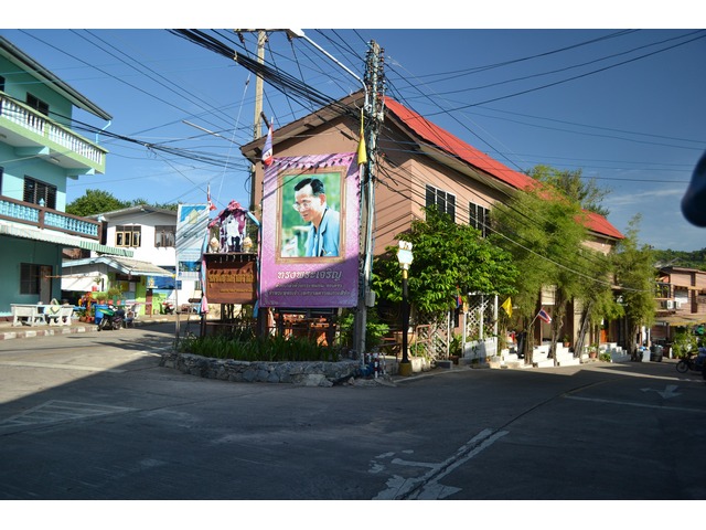 ถึงเกาะเเล้วครับ

มาจอดที่แยกนี้ เพราะว่ามีข้าวร้านประจำอยู่

อร่อย สะอาด รสชาติ ถูกปากครับ

ท