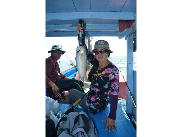พอเรือจอดปุ๊บ แม่ก็จัดกุเราขึ้นมา 2 ตัวก่อนเลย ติดๆๆ