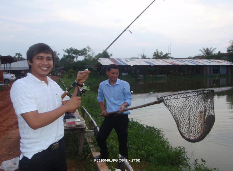 ดู ดู ช่วยเป็นพยาน สำหรับปลาตัวแรกในชีวิต จากการตกด้วยเบ็ด ครับ  :laughing: :laughing: