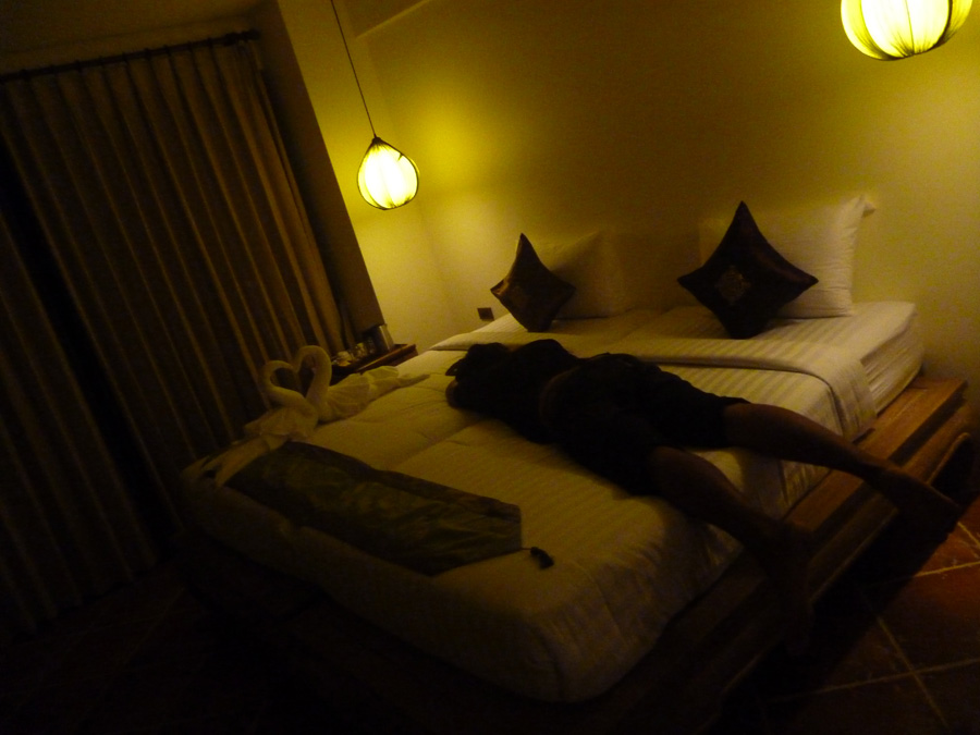 หมดวันนี่เหมือนหมดสภาพ Planking แบบไม่ตั้งใจ ลงไปกองบนเตียง  :laughing: