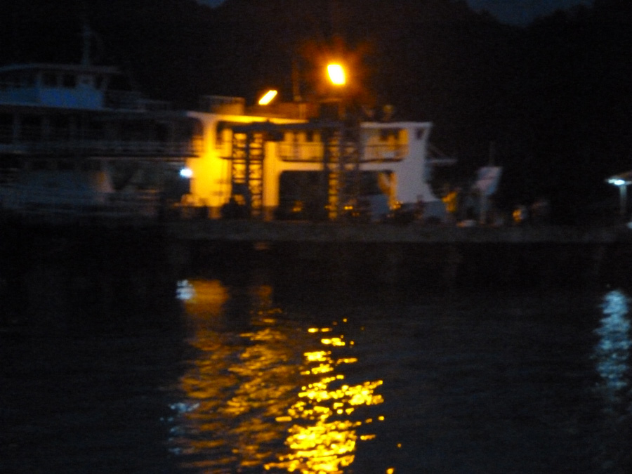 เรือออกจากท่าแล้ว มองกลับไปยังริมฝั่งท่าเฟอร์รี่ มีคนตกปลาหน้าดินเสมอๆ :smile: