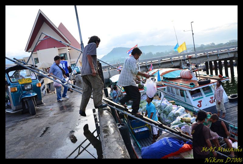 หลับแป๊ปเดียว ตื่นมาอีกที 

ขับรถ10 นาทีก็เจอบรรยากาศเคยๆ

ของเรือข้ามเกาะสีชังเที่ยวแรก

เต็ม