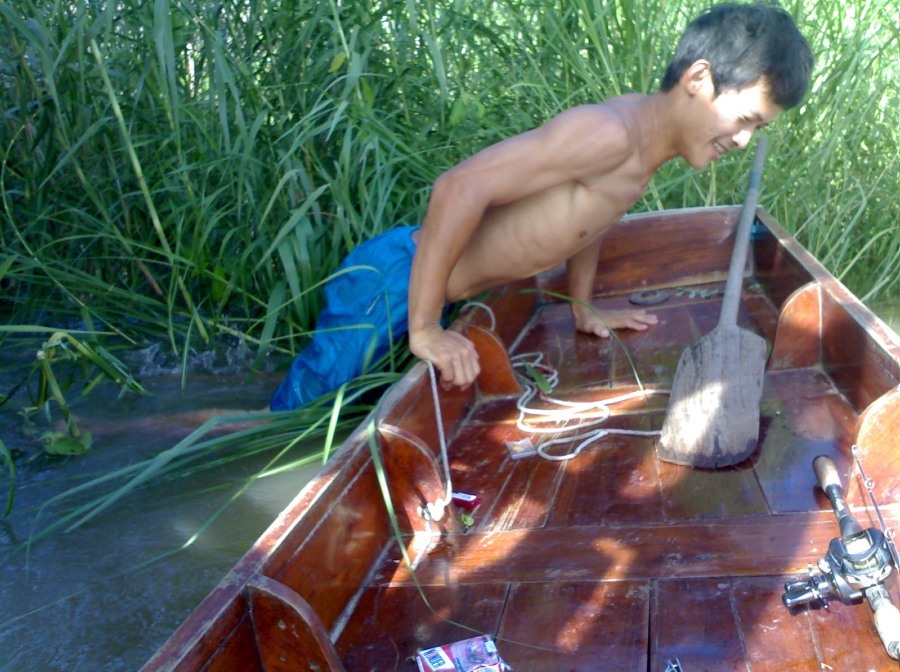 ขึ้นเรือดีก่า........ระวังกางเกงหน่อยไต๋ :laughing: