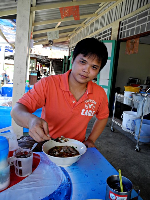 หิวอีกแล้ว      แวะร้านก๋วยจั๊บน้ำข้น ริมคลอง           ร้านนี้อร่อยมาก   



 :umh: :umh: :umh: