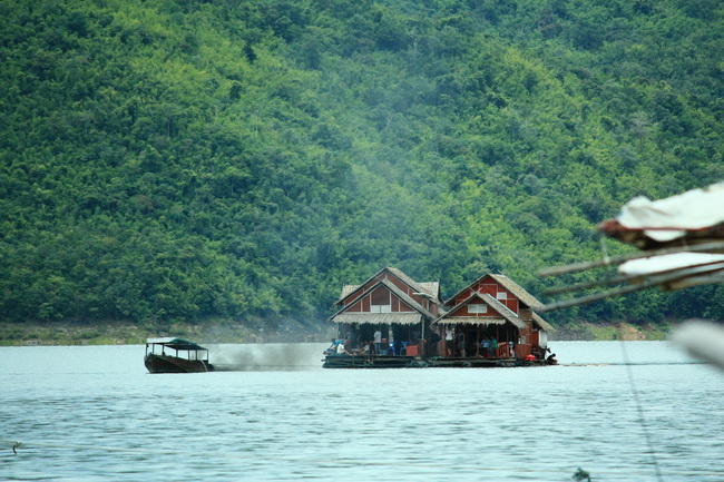 หันไปอีกทางก็เห็นเรือลากแพกลับมา สงสัยกลัวไม่ทันได้ไปดู คอนเสิร์ต มันไก่มาก แน่เลย