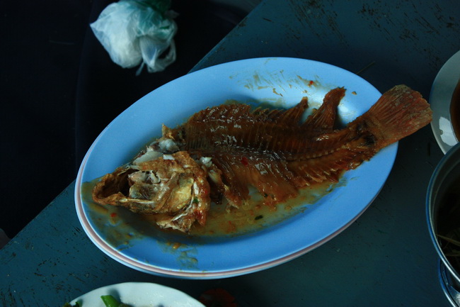 ส่วน อันนี้เมนู สุดอร่อยของทางแพ ขอคอนเฟิร์มว่า ถ้าได้มาแพเพชรฟ้า ต้องสั่งครับ

ปลาทับทิมทอดสามรส 