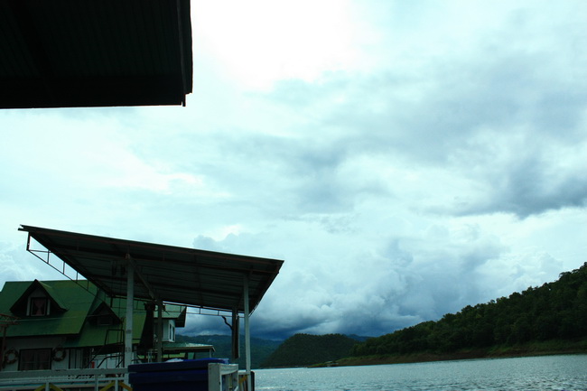 และแล้ว สิ่งไม่คาดฝันก็มา ฝนครับ มืดมาเลย

แถมตกมันทั้งคืนเลยด้วย ไม่มีอะไรทำ ก็เลย นอนดูหนังกันจน