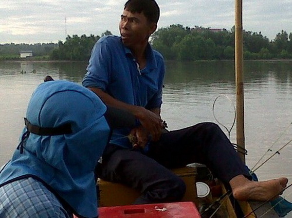 ตกได้กุ้งมอง ซ้าย มองขวามีเรือลำอื�