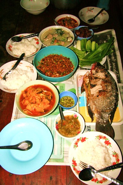 [b]มื้อค่ำ...ลาบๆอันนั้นสนใจที่สุดดดดดดดด  :umh: :umh: :umh: :umh:[/b]