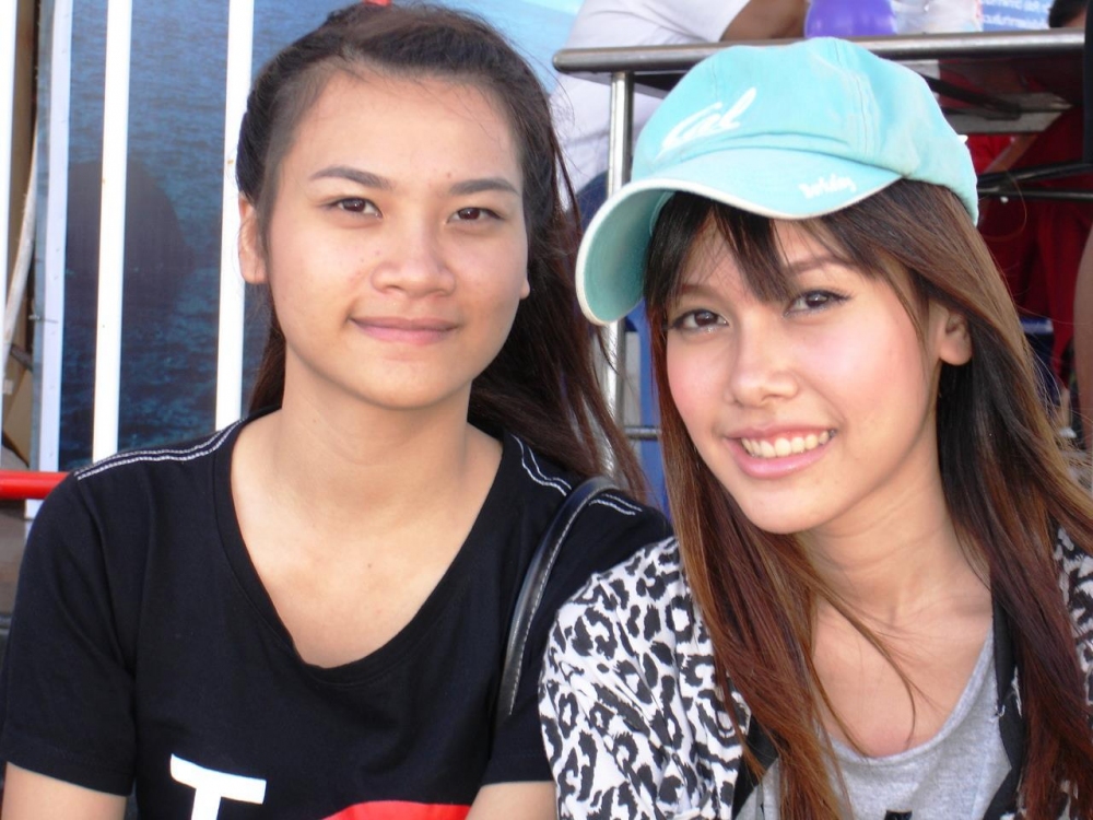 สาวๆ มาเดินเที่ยว ในงานครับ :grin: