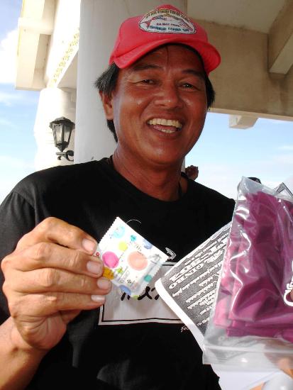 ในที่สุด น้าเล็ก ก็กลับมา พร้อมมารับรางวัล เสื้อกันฝน :laughing: