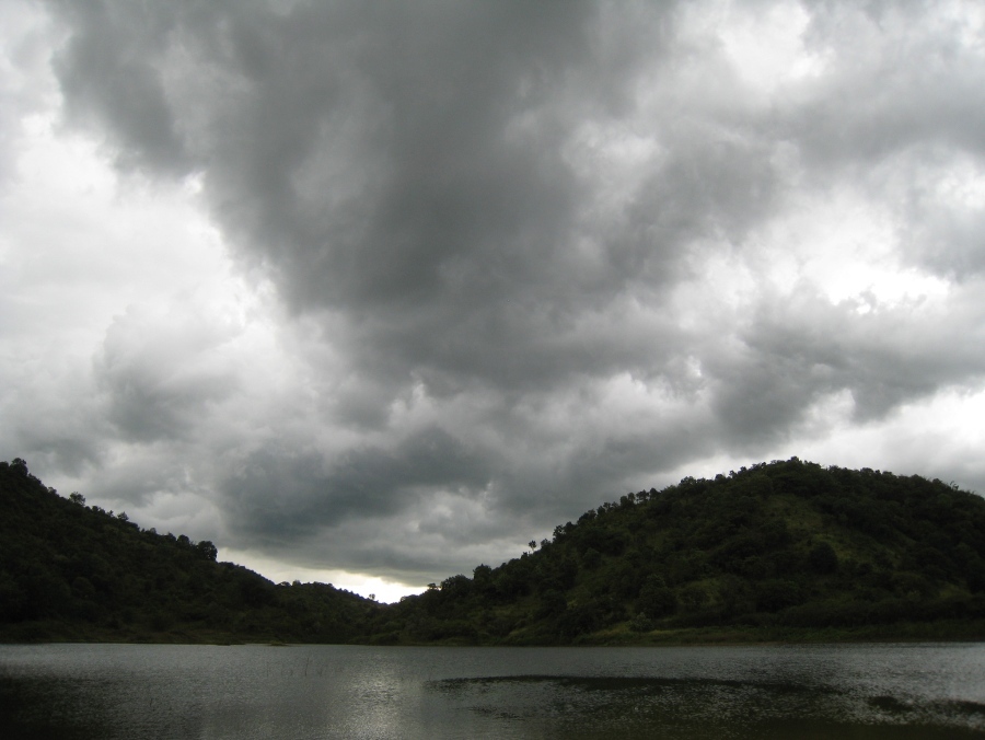 ...ร้อนก็ร้อนหัวเเทบไหม้...พอฝนจะตก ก็ตกลงมาเล่นเอาพายเรื่อขึ้นฝังเเทบไม่ทัน...
...หลบฝนอยู่เกือบ2ช