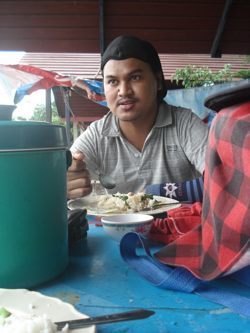 แล้วก็พักกินข้าวครับ คะน้าหมูไข่ดาว
มาที่สังแต่แบบนี้ทุกที..555+