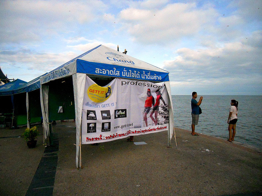 ร้านค้า ...เงียบ คนขายสงสัยยังไม่ตื่น ข่าวว่าโดนพายุเล่นซะ..  :laughing: