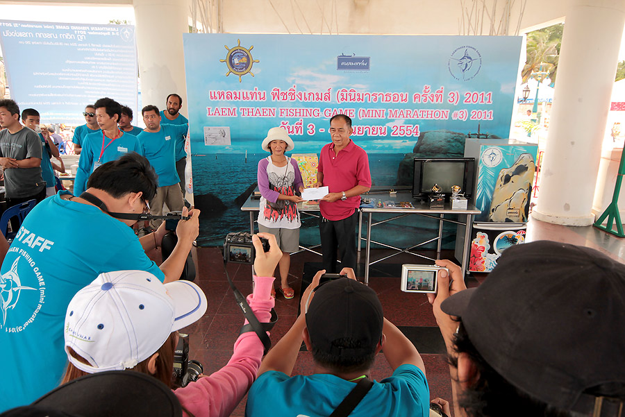
 [b]  บทสรุปของความเพียร  กับรางวัล  ต่างๆ[/b]

 :cheer: