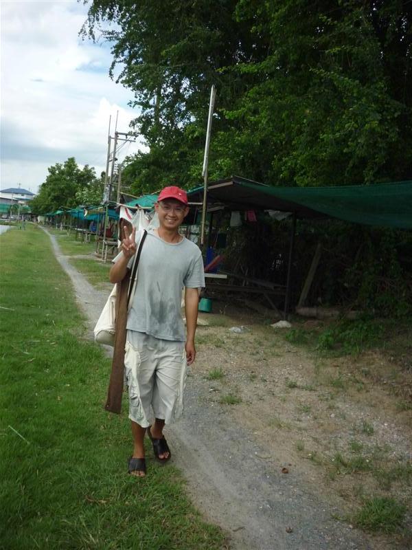 รู้จักกันดีอยู่แล้ว    หนุ่ม เล้ง ล๊อคอิน LENG BANGKAE ครับ  :smile: