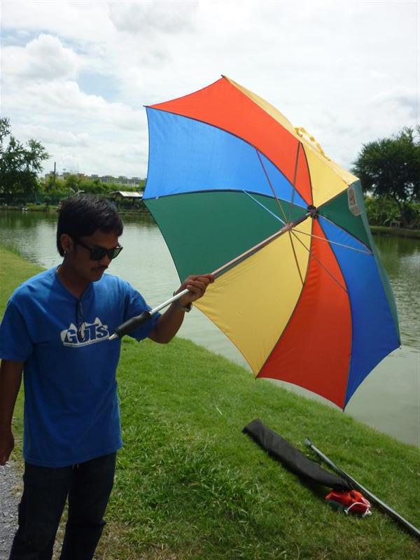 และร่มคันนี้ด้วยครับ   เอามาปักพื้นก็ได้ด้วย   สุดยอดเลย :love: