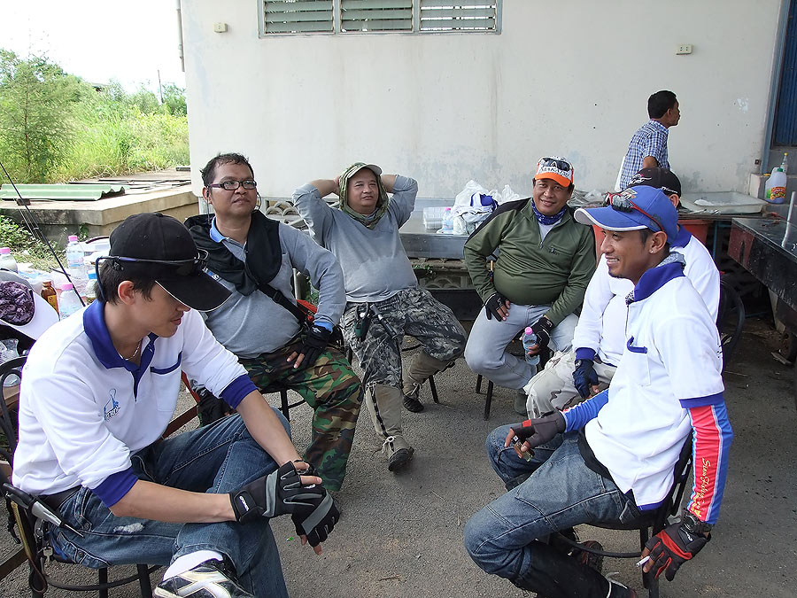 [b]ไม่ต้องถามผมว่าใครยังไม่ได้ปลา ให้นับหนึ่งไปถึงสี่ (ซ้ายไปขวา) นั่นแหละ อิอิ[/b]
 :laughing: :la