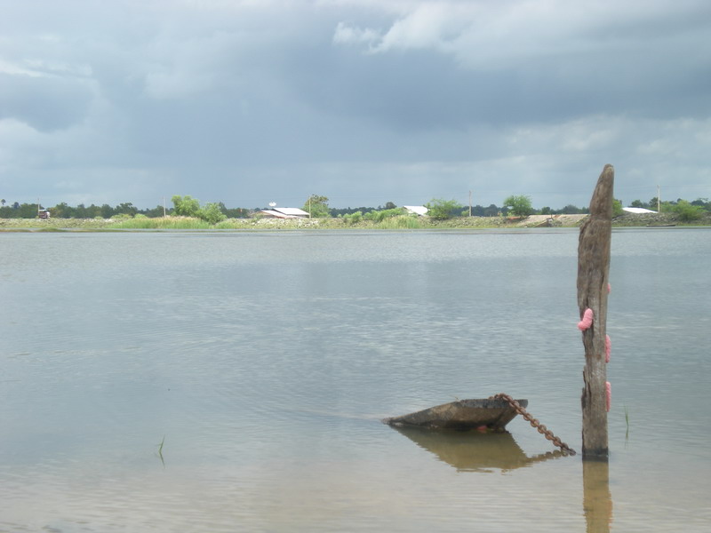 ถ้ามีเรือไปลงเบ็ดตรงกลางอ่าง....มันน่าจะดีนะ (ผมคิดในใจ....แล้วใครบอกให้จมเรือไว้อย่างน้านนนนน อดเลย