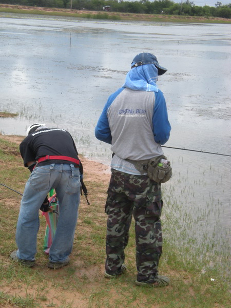 เก็บๆ.....จะบ่ายโมงละ หิวข้าว....ไปหาข้าวกินกันดีกว่า :umh: :umh: :umh:
แล้วทางน้าผู้พันล่ะ.....