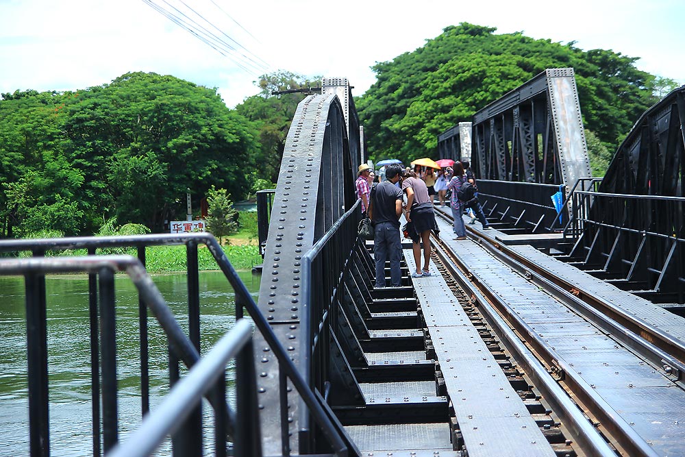 


 [b]ข้ามสะพานกันดีกว่าครับ ญ  เยอะดี[/b]   :laughing: