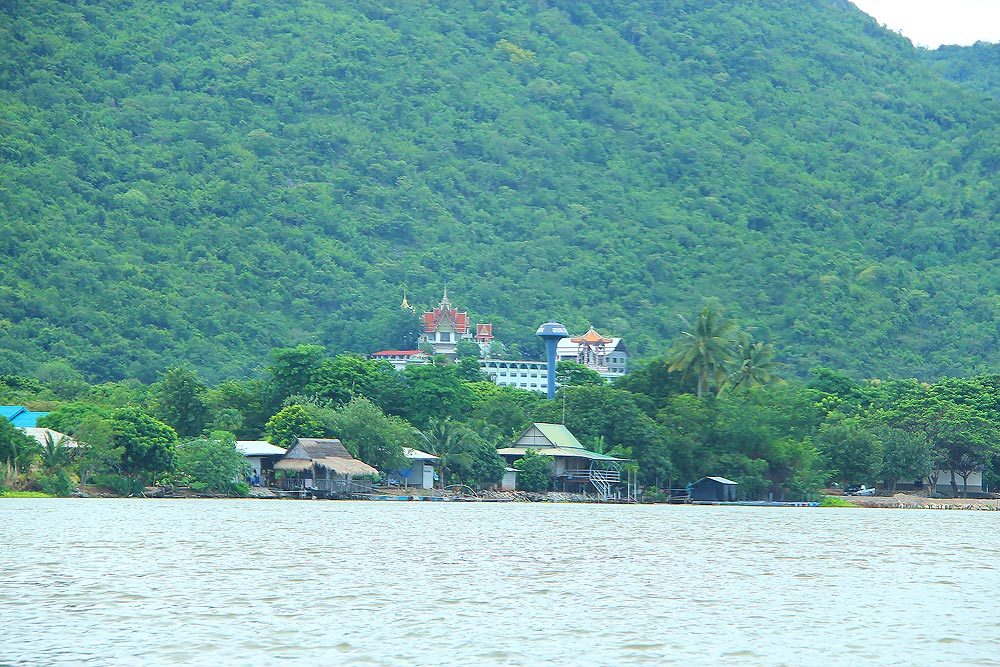


 [b]ชมภาพริมแม่น้ำไปเลื่อยๆนะครับ..ดูบ้านแต่ละหลังคงไม่มีจะกินอะท่าทาง[/b]        :laughing: