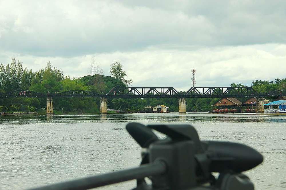 


 [b]สะพานข้ามแม่น้ำแคว...เคยแต่เดินข้างบน..วันนี้ได้รอดใต้สะพานและ[/b]         :grin: