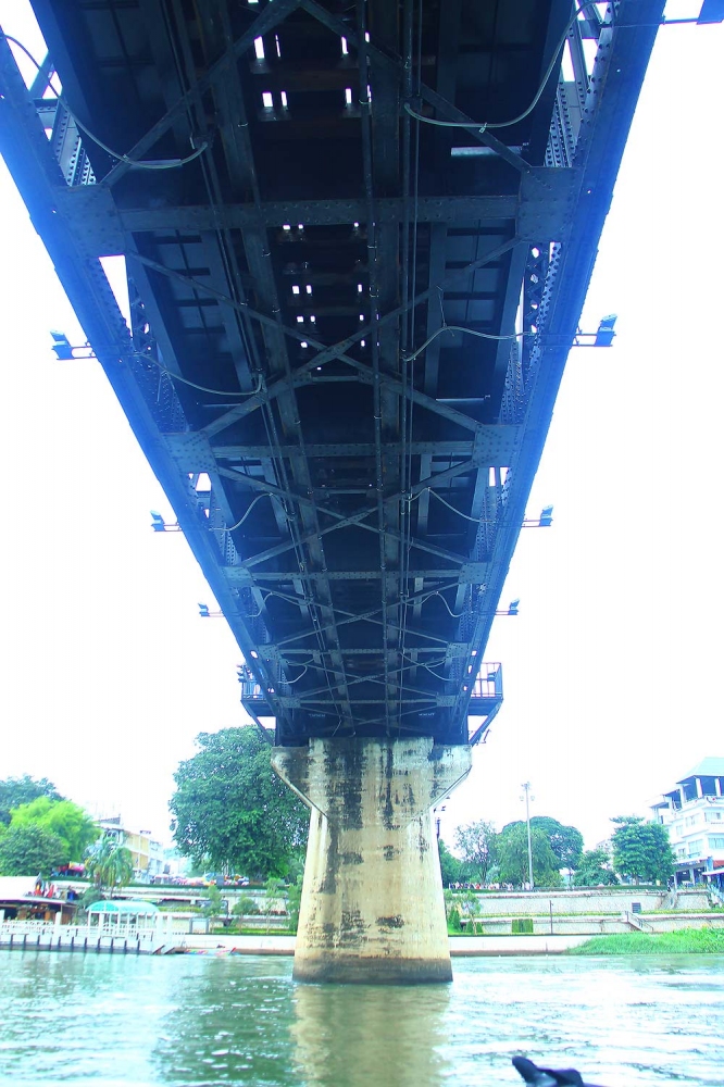 


 [b]เอาใต้สะพานมาฝากครับ..น่าจะหาดูยากเพราะส่วนใหญ่เดินด้านบนกัน[/b]        :laughing: