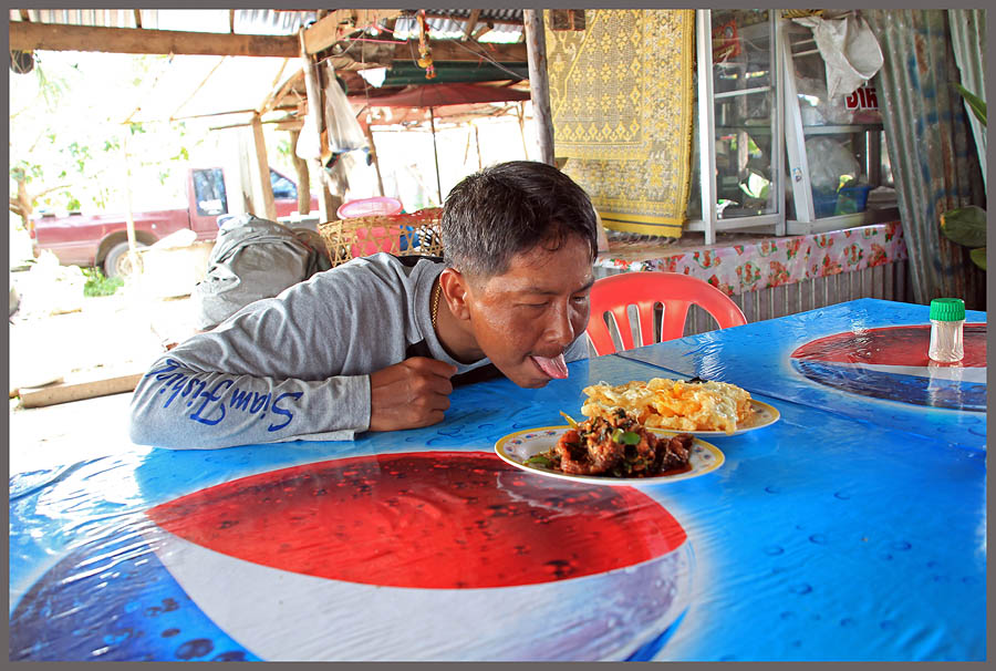 รอดไปบางส่วน แต่ถ้าไม่กินข้าวสงสัยตายหมดทุกคน ดังนั้น 
น้าโม่ง" ไปกินข้าวกันดีกว่า ร้านเดิม อร่อย 