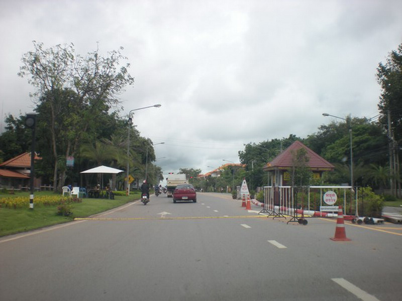 เดินทางเข้าไปใน ม.มหาสารคาม เพื่อไปรับท่านแม่ทัพที่ได้แต่งองค์ทรงเครื่องรอตั้งแต่แปดโมงเช้า:ohh: :oh