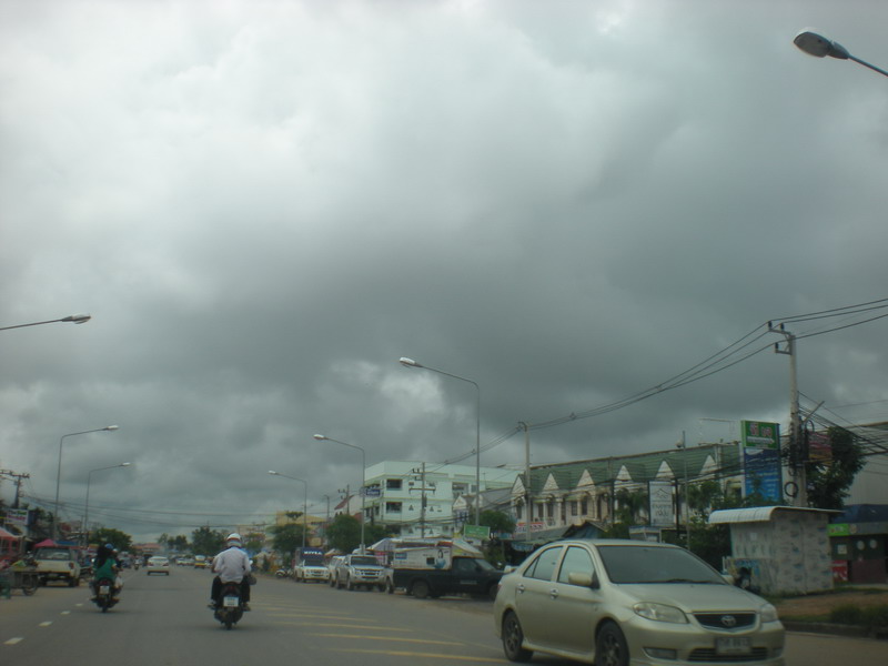 ตอนเริ่มเดินทาง ท้องฟ้าแจ่มใส ไร้เมฆหมอก....แต่ไหงพอออกมาได้ไม่เท่าไหร่ก็เริ่มตั้งเค้าซะแล้วล่ะ.....