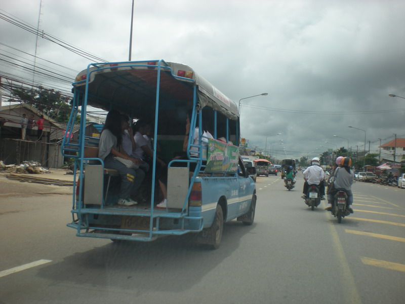 แต่ความกังวลต่างๆ ก้หายไปพลัน....เมื่อหันไปเจอรถคันนี้.....โอ้ว สาวๆ เต็มรถเลย :love: :love: :love: