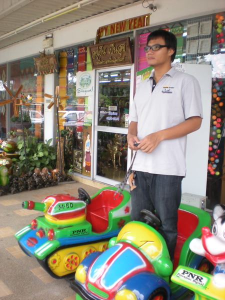 แป่ว.......นึกว่ารีบไปไหน มายืนตระหง่านเป็น"อนุสาวรีย์เทพบุตรเสรีภาพ"อะไรอยู่ตรงนี้เนี่ยยยยย:angry