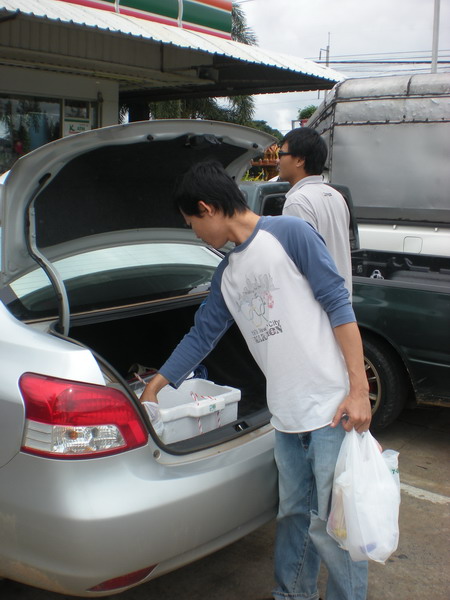 ส่วนแม่ทัพของเราก็จัดแจงเสบียงกรังอย่างจิงจัง...ไม่เหมือนบางคน วิ่งใส่ของเล่นก่อนเลย :laughing: :la