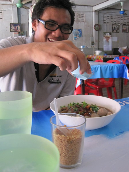 น้าซ่าเอามั่ง....ใส่น้ำจิ้มพริกแจ่วซะหมดเลย ระวัง"แสบไส้"เด้อ  :laughing: :laughing: