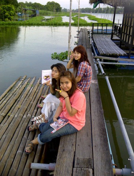 สาวๆก็มานั่งรอปลาค่ะ ^^