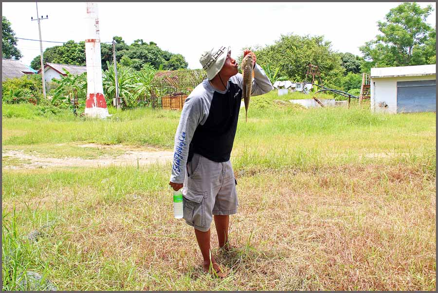 เรามาตามหาที่มาของเจ้ากระสูบที่นางแบบเอามาถือโชว์กันดีกว่า 
กลับมารื้อภาพย้อนไปพบว่า ป้าปลาหัวเหม่ง