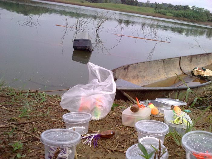 ไม่ได้พายเรือออกตกปลาเหมือนเช่นเคย  เพราะ ตีเหยื่อบนฝั่งก็เพียงพอกับความมันส์เล้กๆน้อยๆ  ของใหญ่ไม่ต