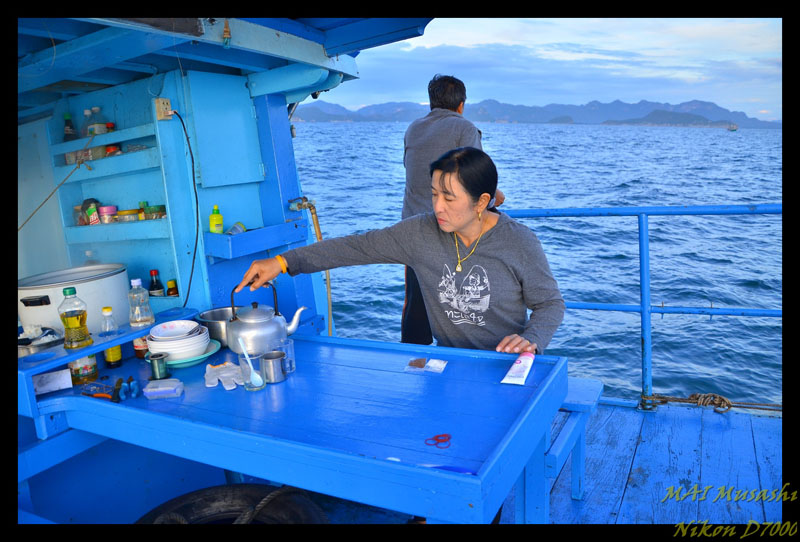 แม่ผมก็ชงกาแฟ ต้อนรับวันใหม่แต่เช้า..

 :smile: :smile: :smile: