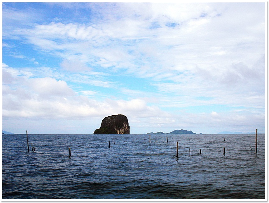 [b]หลังการเดินเรือ 30 นาที

เราแวะ "จ่าย...ตลาด ที่ ลาดแรก"  หน้าเกาะหมวก [/b] :love: :love: :l
