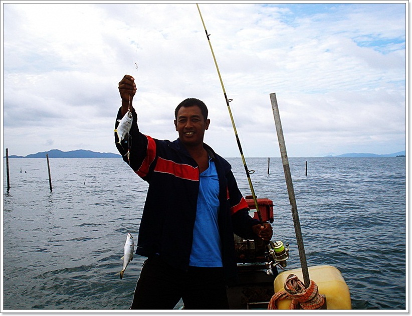  [b]ท้ายเรือ บังยน..ก็ขน ขึ้นมาอีกครั้ง

"ช่างไม่ต้องตก .. ค่อยปลดปลา" ส่ะงั้น!! [/b] :laughing: