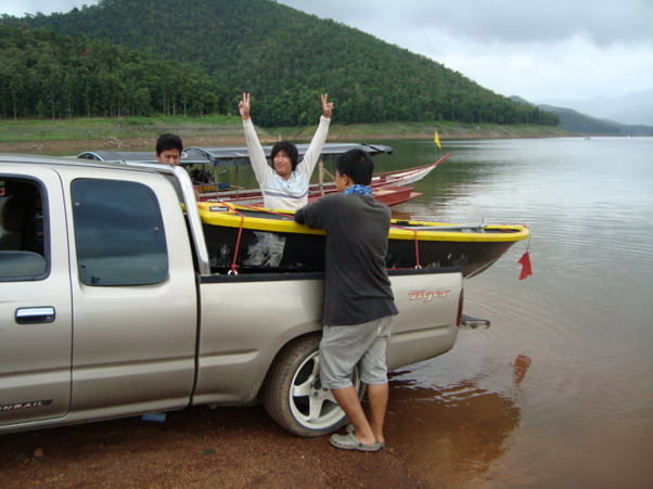 เกาะเรือลำนี้ครับ 12ฟุตOUTDOOR วันนั้นลงที่แม่งัดครับ ไปกัน 5 คนเลยครับ  ก็วิ่งไปได้เรื่อยๆครับ วิ่ง