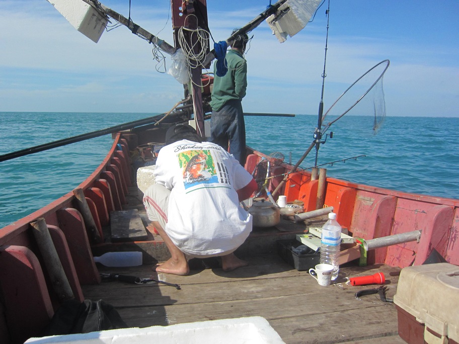 กุ้งเริ่มเหลือน้อย นั่งสอยกันนานๆ  :laughing: