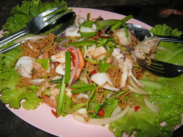 มืดแล้วหิวอีกแล้วคับ :laughing:(ไม่ใช่ผมนะตากล้องนิ่งเป็นหลับขยับเป็น........) :laughing: