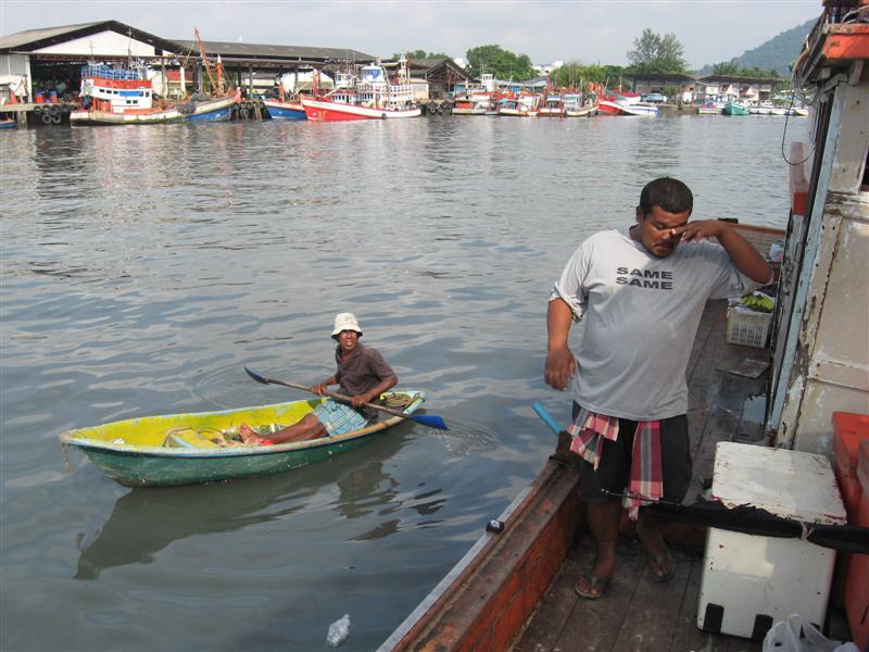 เรือจอดอยู่เกาะสิเหร่     มีเรือเล็กพายเก็บขยะอยู่ทุกวัน     


ทำไมชอบทิ้งขยะลงทะเลกันนักก้อม่าย