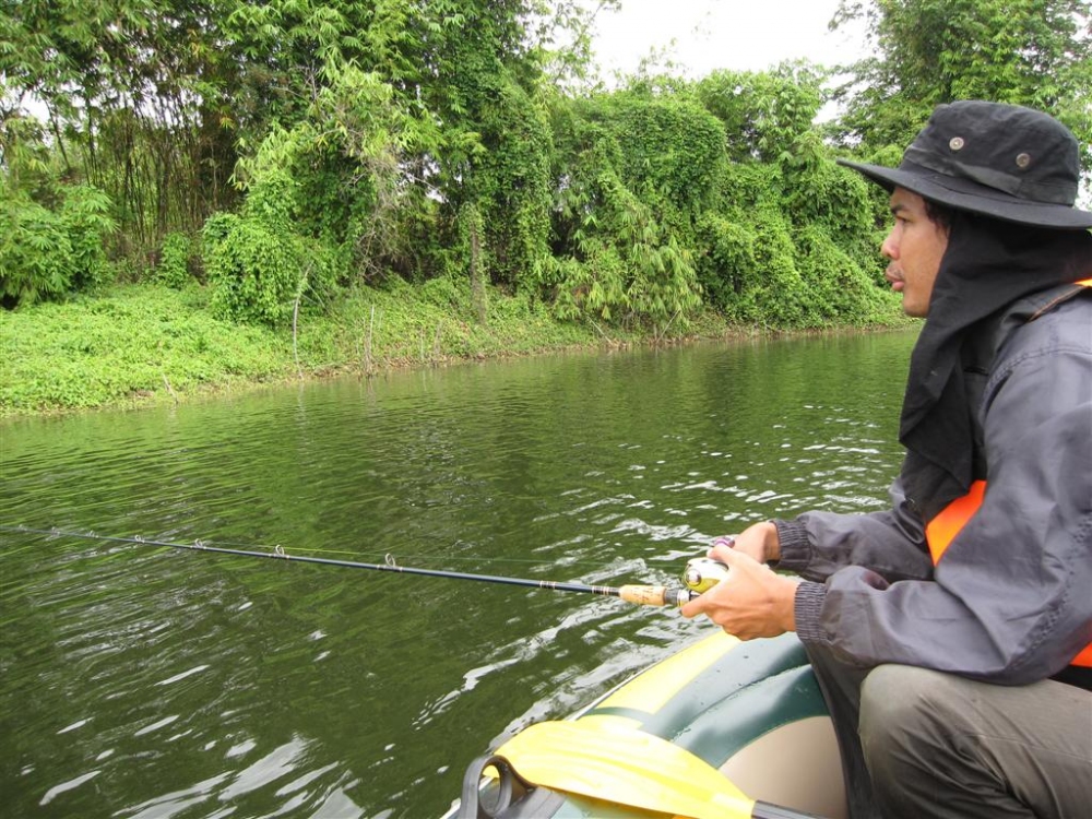 ช่วงบ่ายปัญหามันก็มีนะครับ ลมแรง พายเรือยากมาก ฝนตก ตีเหยื่อยากมา เริ่มถอดใจพอดีกว่าปวดแขนพายเรือ เอ