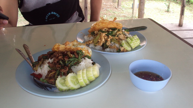ช่วงพักเที่ยง เราก็ขึ้นกินข้าวร้านที่ริมอ่างกันเลยครับ บรรยากาสดีจริงๆ  :grin: :grin: :grin: :cheer: